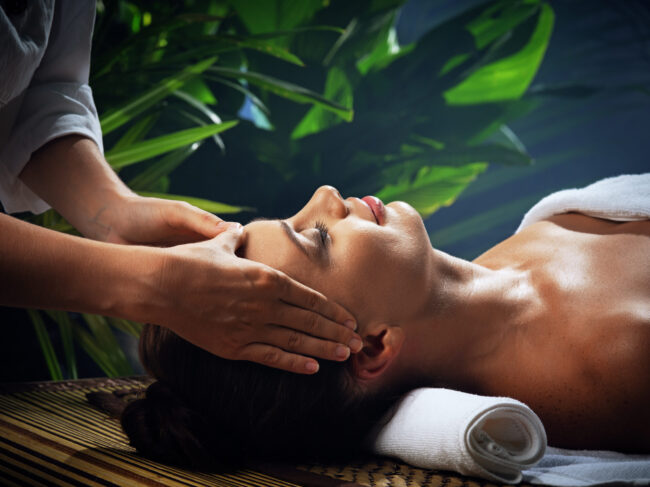 masaż pleców, ramion i głowy