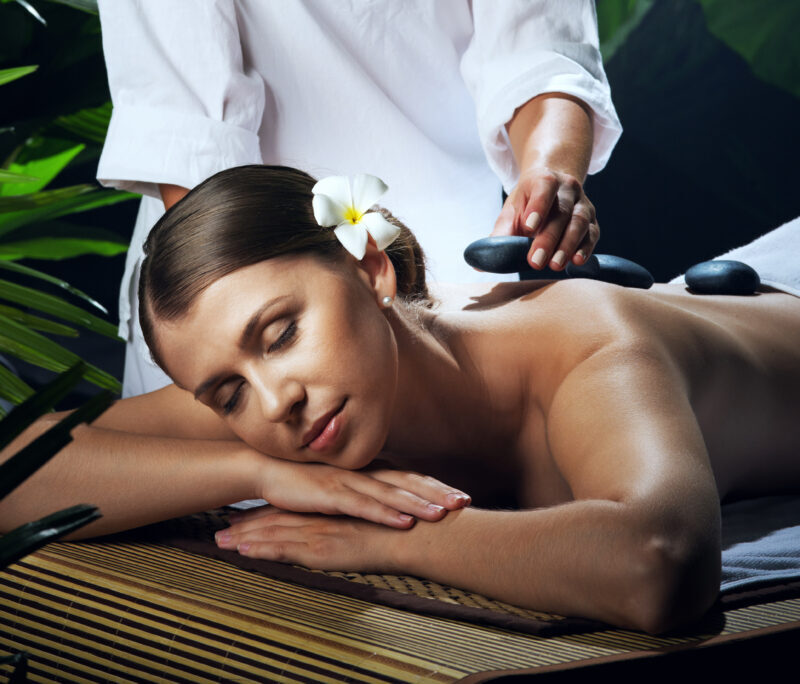 Masaż gorącymi kamieniami